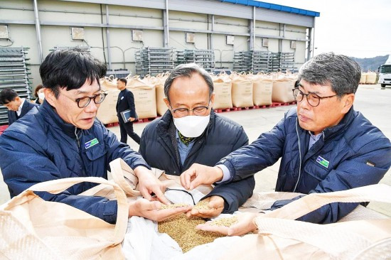 10일 박남서 (가운데)영주시장이  영주연합농협미곡처리장에서  가진 2023년산 공공비축미 첫 수매현장을 찾아나서  관계자들을 격려한뒤 건조벼를 확인하고 있다(영주시 제공)