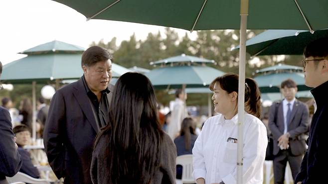 서정진 셀트리온그룹 회장이 푸드트럭 행사에서 직원들과 대화를 나누고 있다. [셀트리온 제공]