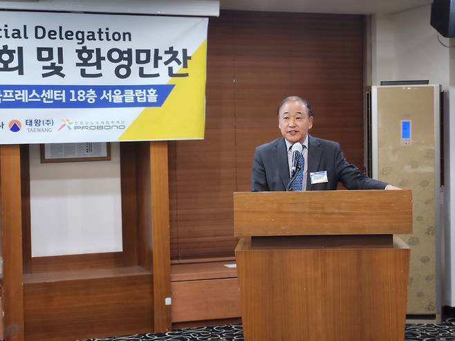 이양구 한국·우크라이나 뉴빌딩협회장이 지난 8일 한국 프레스센터에서 개최된 우크라이나 중앙정부와 지방정부 대표단 간담회 및 환영 만찬에서 인사말을 하고 있다. [사진=한국·우크라이나 뉴빌딩협회]