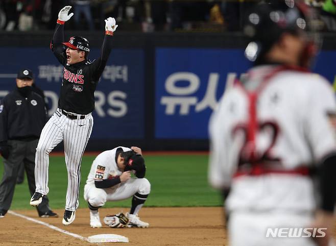 [수원=뉴시스] 김금보 기자 = 10일 오후 경기 수원시 kt위즈파크에서 열린 2023 KBO 한국시리즈 3차전 LG 트윈스와 kt 위즈의 경기, 9회초 2사 1, 2루 LG 오지환이 3점 홈런을 치고 기뻐하고 있다. 2023.11.10. kgb@newsis.com