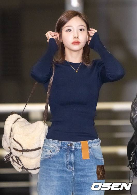 [OSEN=인천국제공항, 박준형 기자]트와이스 나연이 출국에 앞서 포즈를 취하고 있다. . 2023.11.02  / soul1014@osen.co.kr