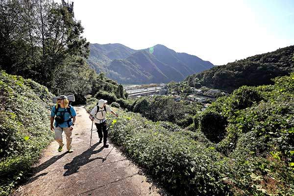 망덕산으로 올라가는 길. 뒤편으로 철봉산이 보인다.