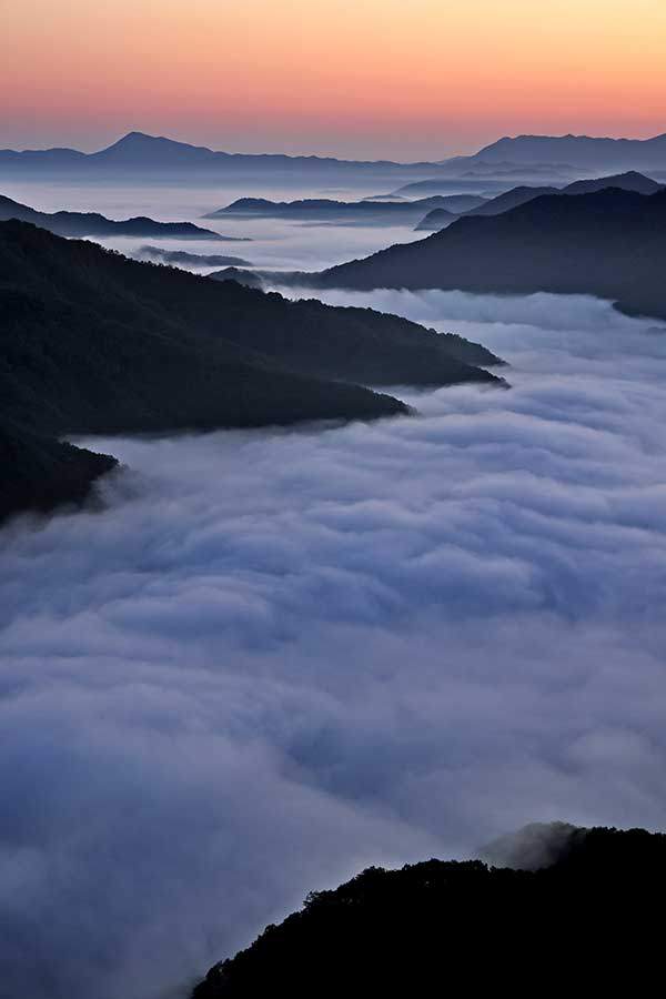 아침이 되자 빨갛게 물든&nbsp;하늘 아래로 운해가 모습을 드러냈다.