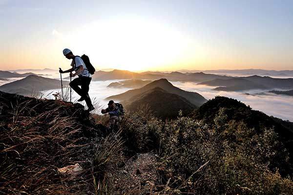 어느 정도 해가 떠오르자 운해에 햇빛이&nbsp;물들기 시작했다.