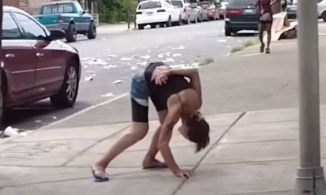 미국 필라델피아 켄싱턴 거리에서 좀비처럼 기괴한 자세로 비틀거리며 배회하는 펜타닐 중독자의 모습. 유튜브 ‘크랩KLAB’&nbsp;캡처