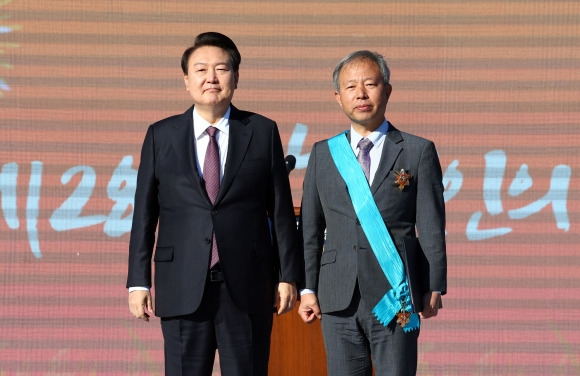 금탑산업훈장 수여한 윤석열 대통령 - 윤석열 대통령이 10일 오후 경기 수원 팔달구 서호 잔디광장에서 열린 제28회 농업인의 날 기념식에서 전대경 미듬영농조합법인 대표에게 금탑산업훈장을 수여한 뒤 기념촬영을 하고 있다. 2023.11.10 대통령실통신사진기자단