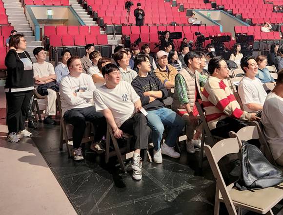 KBS 《개그콘서트》 측이 11월1일 새로운 버전 《개그콘서트》의 첫 녹화에 앞서 제작 발표회를 열었다. 코미디언 동료들이 코너 시연에 나선 신인들을 응원하고 있다. ⓒ시사저널 오종탁