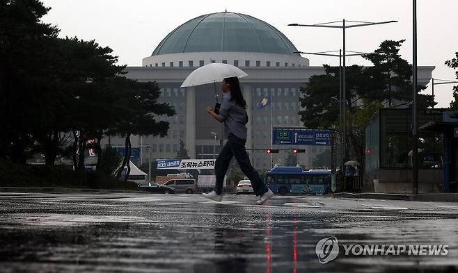 국회의사당 (서울=연합뉴스) 한상균 기자 = 비가 내리는 20일, 시민들이 국회 앞을 걸어가고 있다. 2023.9.20 xyz@yna.co.kr