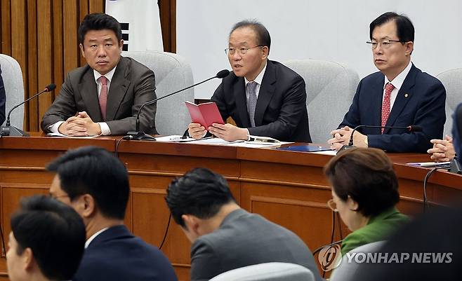 발언하는 윤재옥 원내대표 (서울=연합뉴스) 한상균 기자 = 국민의힘 윤재옥 원내대표가 10일 국회에서 원내대책회의를 하고 있다. 2023.11.10 xyz@yna.co.kr