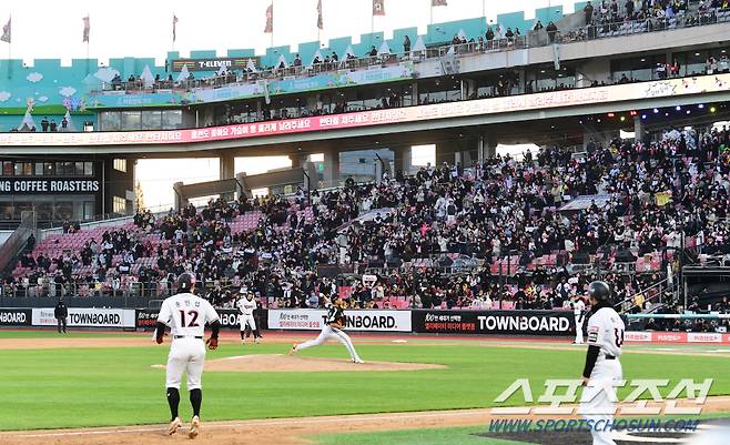 11일 수원kt위즈파크에서 열린 한국시리즈4차전 KT와 LG의 경기, 점수차가 14점까지 벌어지자 홈팀 팬들이 관중석을 떠나고 있다. 수원=최문영 기자 deer@sportschosun.com/2023.11.11/