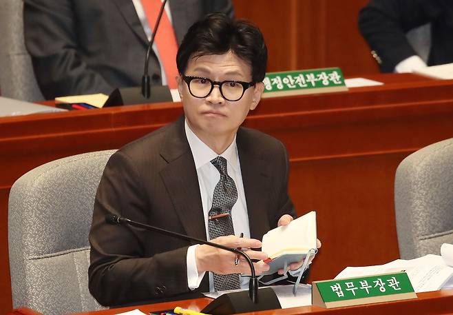 한동훈 법무부 장관이 10일 서울 여의도 국회에서 열린 예산결산특별위원회 전체회의에서 의원들의 발언을 경청하고 있다. /뉴스1