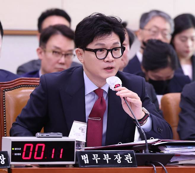 한동훈 법무장관이 9일 서울 여의도 국회에서 법제사법위원회 전체회의에서 의원들의 질의에 답변하고 있다. /뉴스1