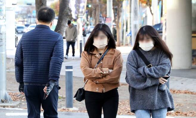 광주 북구 오치동 북부경찰서 사거리에서 시민들이 추위에 두터운 옷을 입고 출근하고 있다. 사진=뉴스1