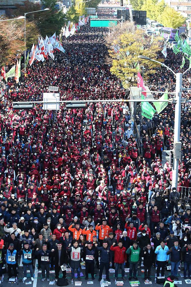 민주노총 조합원들이 11일 서울 서대문역 부근에서 열린 인근에서 열린 전태일 열사 정신 계승 2023 전국노동자대회에서 구호를 외치고 있다. 공동취재사진