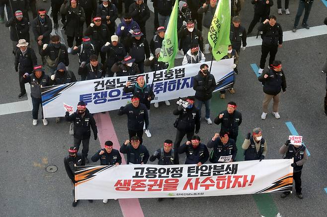 민주노총·윤석열정권퇴진운동본부 주최로 11일 오후 서울 서대문역 네거리 일대에서 열린 ‘윤석열 정권 퇴진 총궐기’가 끝나고 참석자들이 용산 대통령실 방향으로 행진하고 있다. 김혜윤 기자