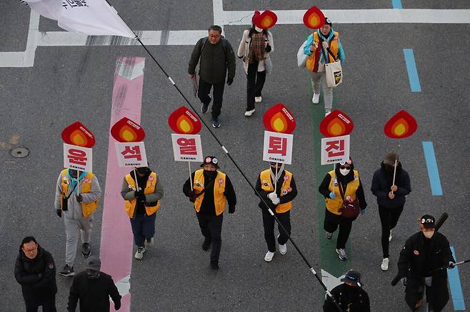 민주노총·윤석열정권퇴진운동본부 주최로 11일 오후 서울 서대문역 네거리 일대에서 열린 ‘윤석열 정권 퇴진 총궐기’가 끝나고 참석자들이 용산 대통령실 방향으로 행진하고 있다. 김혜윤 기자