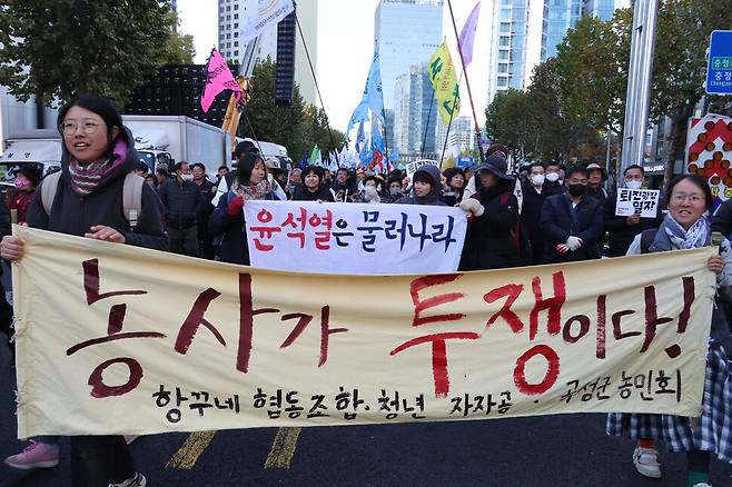 민주노총·윤석열정권퇴진운동본부 주최로 11일 오후 서울 서대문역 네거리 일대에서 열린 ‘윤석열 정권 퇴진 총궐기’가 끝나고 참석자들이 용산 대통령실 방향으로 행진하고 있다. 김혜윤 기자