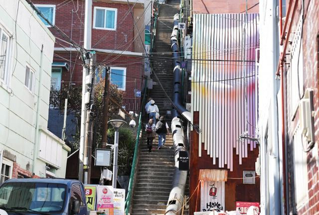 산복도로 주택가와 부산항을 잇는 지름길 168계단. ⓒ박준규