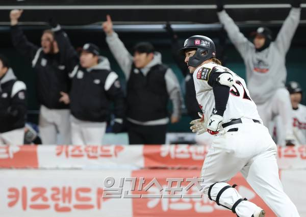 2023 KBO 프로야구 포스트시즌 kt위즈와 LG트윈스의 한국시리즈 3차전 경기가 10일 오후 경기도 수원 kt위즈파크에서 열렸다. 8회말 1사 2루 박병호가 역전 투런홈런을 치고 1루로 달려나가고 있다. 수원=김민규 기자 mgkim1@edaily.co.kr /2023.11.10/