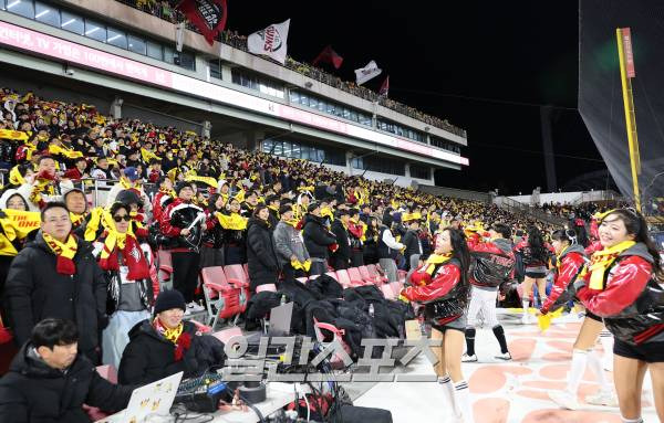 2023 KBO 프로야구 포스트시즌 kt위즈와 LG트윈스의 한국시리즈 3차전 경기가 10일 오후 경기도 수원 kt위즈파크에서 열렸다. LG팬들이 추운 날씨에도 경기장을 가득 메운 채 응원을 펼치고 있다. 수원=김민규 기자 mgkim1@edaily.co.kr /2023.11.10/