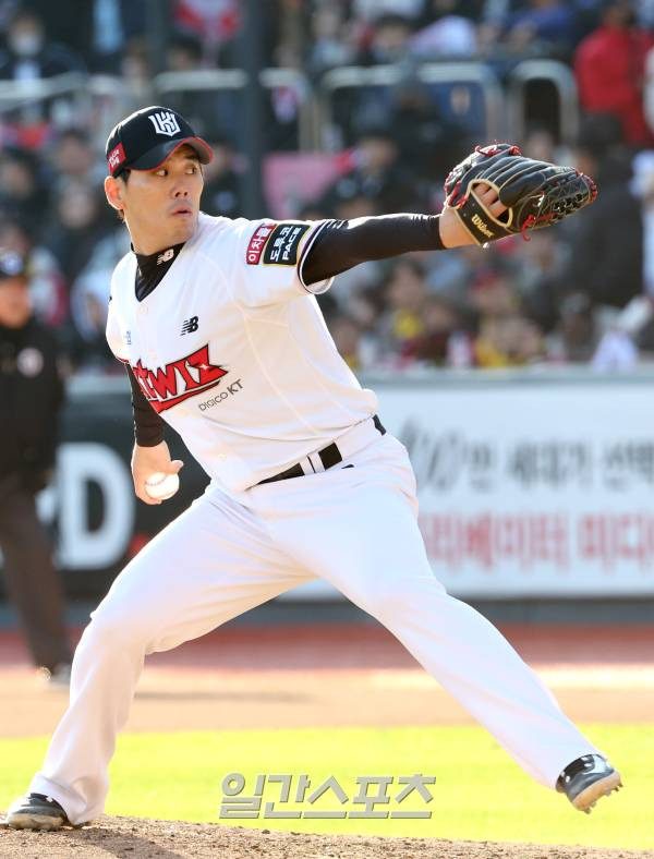 2023 KBO 프로야구 포스트시즌 kt위즈와 LG트윈스의 한국시리즈 4차전 경기가 11일 오후 경기도 수원 kt위즈파크에서 열렸다. 구원등판한 김재윤이 역투하고 있다. 수원=김민규 기자 mgkim1@edaily.co.kr /2023.11.11/