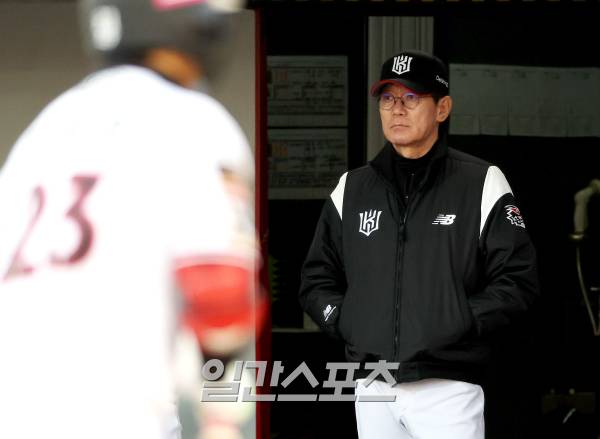 2023 KBO 프로야구 포스트시즌 kt위즈와 LG트윈스의 한국시리즈 4차전 경기가 11일 오후 경기도 수원 kt위즈파크에서 열렸다. 1대 12로 뒤진 7회말 굳은 표정의 kt 이강철 감독이 경기를 지켜보고 있다. 수원=김민규 기자 mgkim1@edaily.co.kr /2023.11.11/