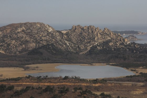 강원도 고성 통일전망대에서 바라본 금강산 감호. 박영준 작가