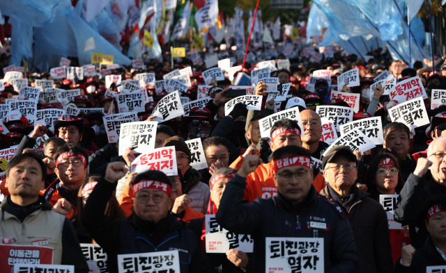 ▲ 11일 서울 서대문역 부근에서 열린 민주노총 전국노동자대회에서 참석자들이 피켓을 들고 구호를 외치고 있다. 연합뉴스