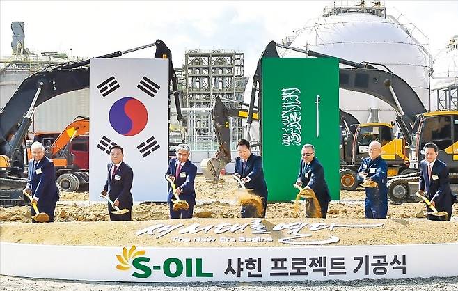 지난 3월 9일 울산 온산국가산업단지에서 열린 최첨단 석유화학시설 ‘S-OIL 샤힌 프로젝트’ 기공식에서 윤석열 대통령이 참석자들과 첫 삽을 뜨고 있다. /한경DB