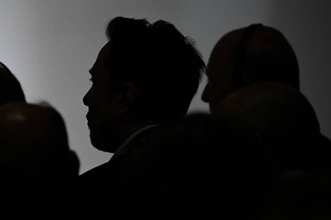 지난 1일 영국 중부 블레츨리 파크에서 열린 영국 인공지능(AI) 안전 정상회의에 참석한 일론 머스크 테슬라 최고경영자(CEO)의 뒷모습. /REUTERS