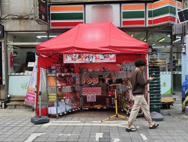 막대과자 데이를 맞아 부산 남구의 한 편의점 입구에 막대과자가 진열돼 있다. 박수빈 기자