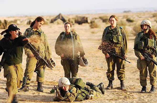 훈련 중인 IDF 소속 이스라엘 여군들의 모습. 이스라엘 여군들은 전투병과에 배치되는 일은 드물고 주로 후방 지원부서에서 근무한다고 알려져 있습니다. [IDF]