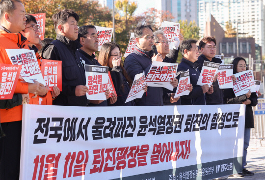 10일 오전 서울 용산 대통령실 앞에서 민주노총 관계자 등이 ‘윤석열 정권 퇴진 노동자,민중 전국대행진단 기자회견’을 하고 있다. 연합뉴스