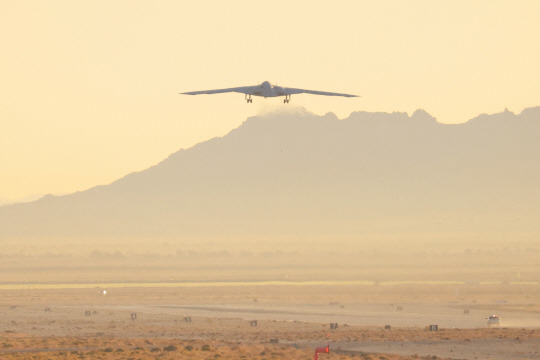 USA-DEFENSE/BOMBER  B-21 레이더가 10일 미 캘리포니아주 팜데일에서 첫번째 시험 비행을 하고 있는 모습. 연합뉴스