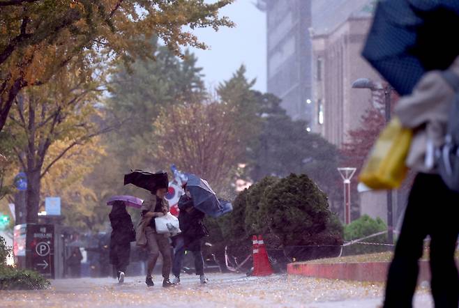 6일 오전 거센 비바람이 부는 서울 시청 인근 세종대로에서 시민들이 강풍을 맞으며 걸어가고 있다. [연합]