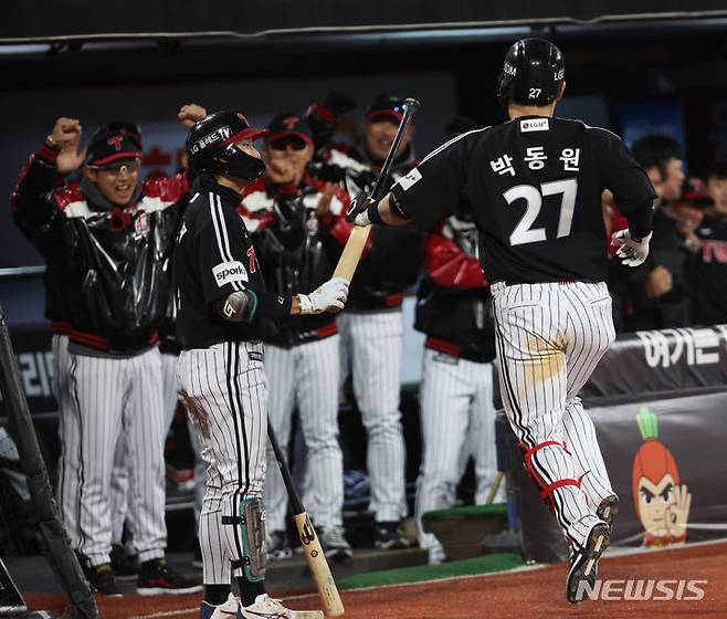 [수원=뉴시스] 김금보 기자 = 10일 오후 경기 수원시 kt위즈파크에서 열린 2023 KBO 한국시리즈 3차전 LG 트윈스와 kt 위즈의 경기, 6회초 무사 1루 LG 박동원이 재역전 2점 홈런을 치고 동료들과 기뻐하고 있다. 2023.11.10. kgb@newsis.com