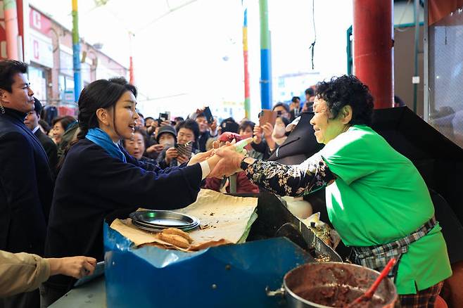 [순천=뉴시스] 윤석열 대통령 부인 김건희 여사가 지난 7일 전남 순천 풍덕동 아랫장 전통시장을 방문해 붕어빵 상인과 손을 잡고 있다. (사진=대통령실 제공)  2023.11.08. photo@newsis.com *재판매 및 DB 금지