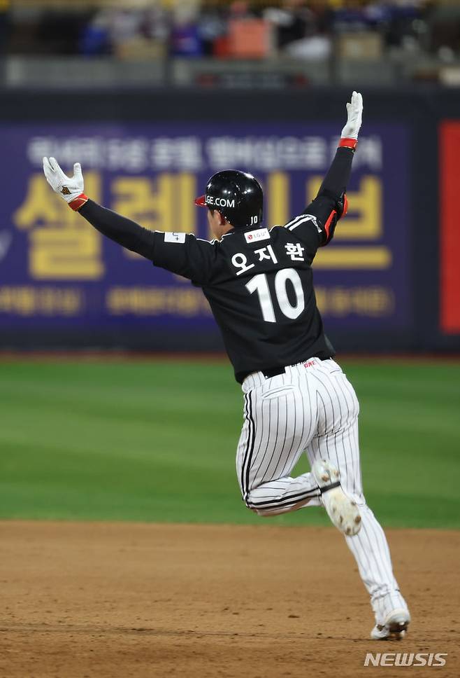 [수원=뉴시스] 김금보 기자 = 10일 오후 경기 수원시 kt위즈파크에서 열린 2023 KBO 한국시리즈 3차전 LG 트윈스와 kt 위즈의 경기, 9회초 2사 1, 2루 LG 오지환이 3점 홈런을 치고 기뻐하고 있다. 2023.11.10. kgb@newsis.com