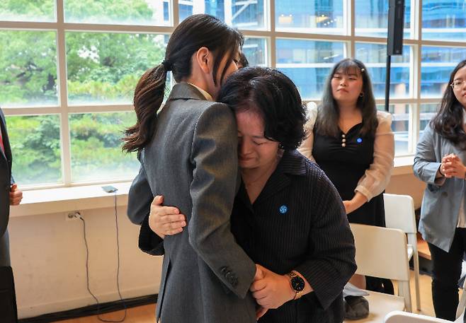 김건희 여사가 9월 15일 서울 중구 커뮤니티하우스 마실에서 열린 '괜찮아, 걱정마' 마음건강을 위한 대화에서 참석자들을 격려하고 있다. 대통령실 제공.