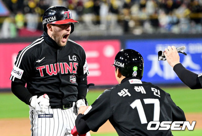 [OSEN=수원, 최규한 기자] 10일 오후 수원 KT위즈파크에서 ‘2023 신한은행 SOL KBO 포스트시즌 한국시리즈’ 3차전 KT 위즈와 LG 트윈스의 경기가 열렸다. 3회초 2사 2, 3루 상황 LG 오스틴이 선제 좌월 스리런포를 날리고 홈을 밟으며 박해민-홍창기와 환호하고 있다. 2023.11.10 / dreamer@osen.co.kr