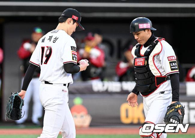 [OSEN=수원, 이대선 기자] 11일 수원 KT위즈파크에서 ‘2023 신한은행 SOL KBO 포스트시즌 한국시리즈’ 4차전 KT 위즈와 LG 트윈스의 경기가 열렸다.8회초 2사 1루에서 LG 허도환에게 좌전 적시 2루타를 허용한 KT 배제성이 아쉬운 표정을 짓고 있다. 2023.11.11 /sunday@osen.co.kr