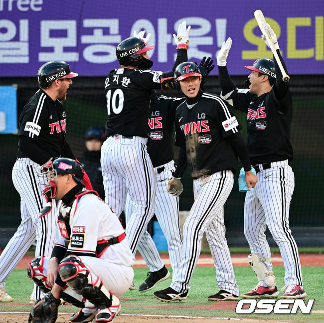 [OSEN=수원, 지형준 기자] 11일 수원 KT위즈파크에서 ‘2023 신한은행 SOL KBO 포스트시즌 한국시리즈’ 4차전 KT 위즈와 LG 트윈스의 경기가 열렸다.7회초 1사 1,3루에서 LG 오지환이 스리런포를 날리고 동료선수들과기뻐하고 있다. 2023.11.11 /jpnews@osen.co.kr