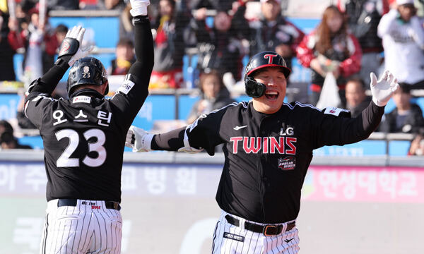 11일 경기도 수원케이티위즈파크에서 열린 2023 KBO 한국시리즈 4차전 LG 트윈스와 kt wiz의 경기. 1회초 1사 1루 LG 김현수가 2점 홈런을 친 뒤 다음 타석을 기다리는 오스틴과 기뻐하고 있다. 연합뉴스