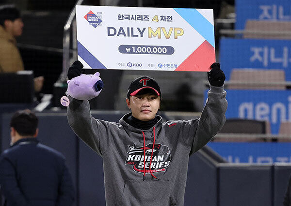 11일 오후 경기도 수원시 장안구 수원KT위즈파크에서 열린 '2023 신한은행 SOL KBO 포스트시즌' 한국시리즈 4차전 kt 위즈와 LG 트윈스의 경기, 5.2이닝 3피안타 3삼진 1실점으로 승리투수가 된 LG 김윤식이 4차전 데일리 MVP에 선정된 뒤 기념 촬영을 하고 있다. 뉴스1