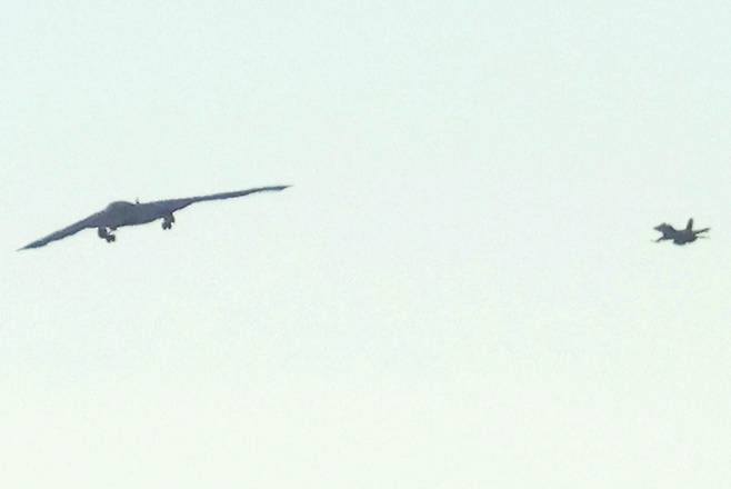 첫번째 테스트 비행에서 F-16의 호위를 받는 B-21