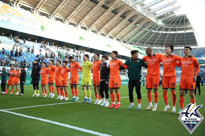 강원 선수들이 승리 후 단체 세리머니를 하고 있다. /사진=한국프로축구연맹