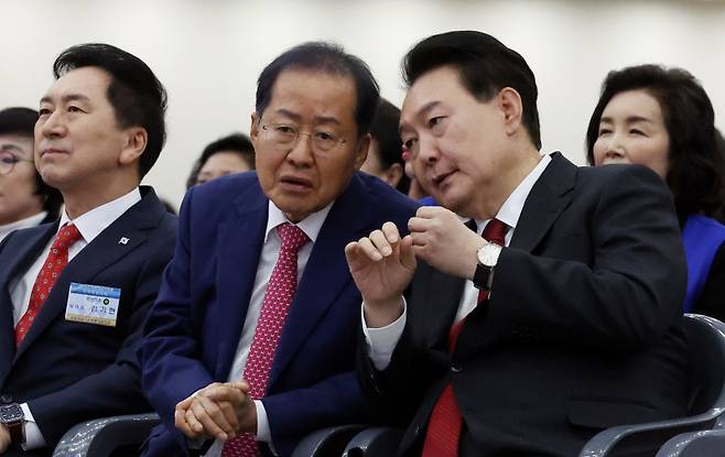 집권당에서 몇몇 당원에게 내렸던 징계를 철회했다.[사진=뉴시스]