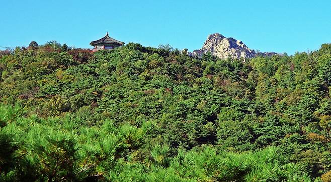 말바위 안내소 전 한양도성 성곽 뒤로 보이는 풍경. 북악팔각정과 보현봉