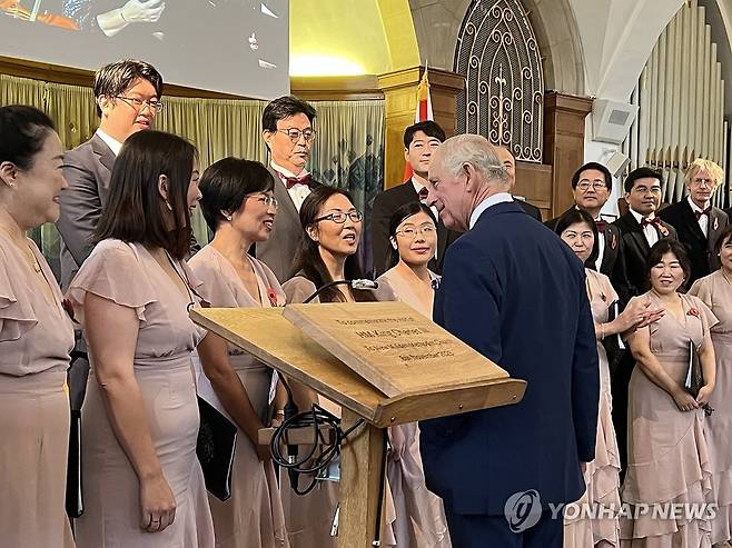 한인 합창단과 대화하는 찰스 3세 국왕 (런던=연합뉴스) 최윤정 특파원 = 영국 찰스 3세 국왕이 8일(현지시간) 뉴몰든 한인타운을 방문, 지역 한인 합창단 공연을 관람한 뒤 대화하고 있다. 2023.11.11 merciel@yna.co.kr