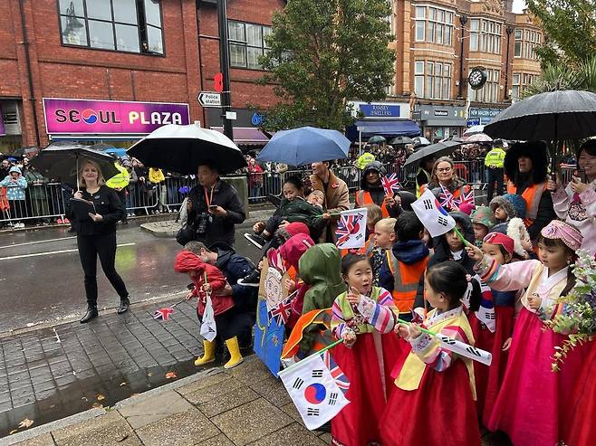 영국 찰스 3세 맞을 준비하는 아이들 (런던=연합뉴스) 최윤정 특파원 = 한복을 입은 아이들이 8일(현지시간) 뉴몰든 한인타운을 방문한 영국 찰스 3세 국왕을 맞을 준비를 하고 있다. 2023.11.11 photo@yna.co.kr